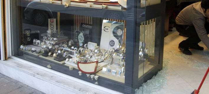 Εισβολή με φορτηγό σε κοσμηματοπωλείο στα Νέα Λιόσια